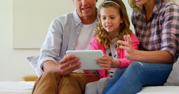 Famiglia utilizzando tablet digitale insieme in soggiorno — Video Stock