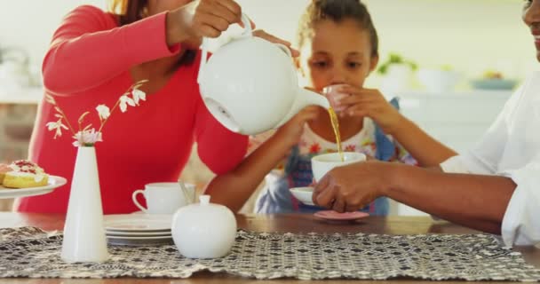 Família tomando chá na mesa de jantar — Vídeo de Stock