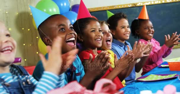 Niños aplaudiendo durante la fiesta de cumpleaños — Vídeo de stock