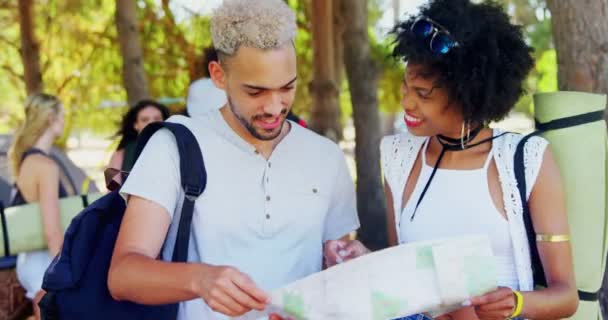 Couple looking at map — Stock Video