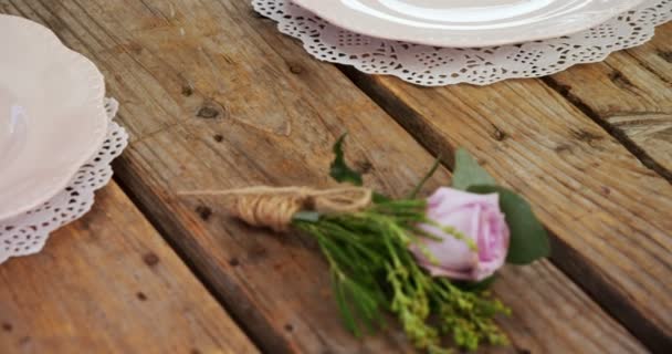 Varios cubiertos en mesa de madera — Vídeos de Stock