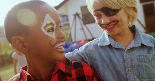 Amigos felizes com pintura facial — Vídeo de Stock