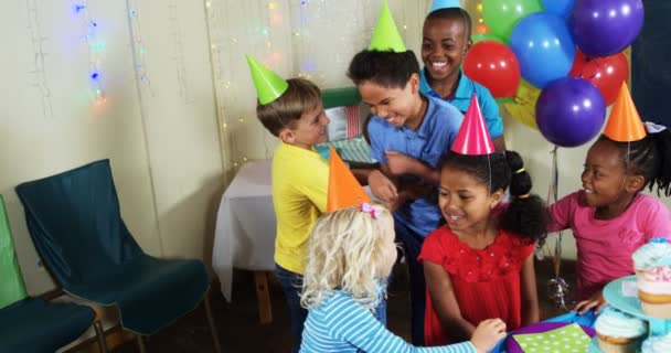 Crianças durante a festa de aniversário — Vídeo de Stock