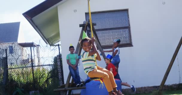 Kids swinging in a rope swing — Stock Video