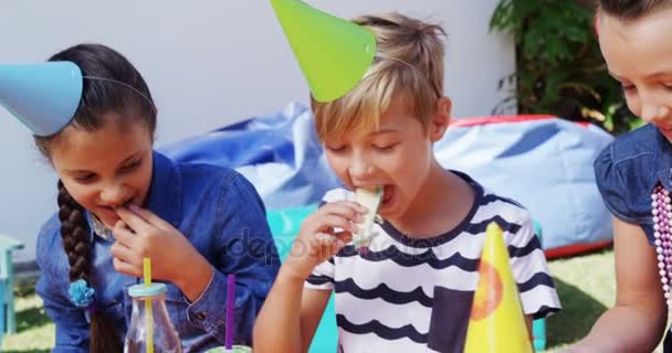 간식을 먹는 친구들 — 비디오