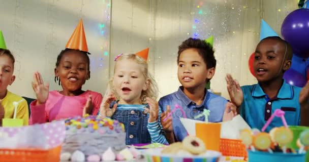 Дети поют песни на день рождения — стоковое видео