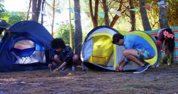 Groep vrienden voorbereiding tent — Stockvideo