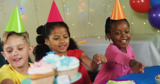 Дети указывают на сладкие блюда — стоковое видео