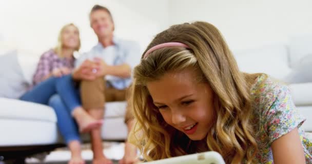 Hija usando tableta digital en la sala de estar — Vídeos de Stock