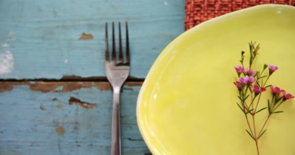 Varios cubiertos en mesa de madera — Vídeos de Stock