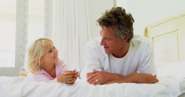 Vater und Tochter liegen zusammen im Schlafzimmer — Stockvideo