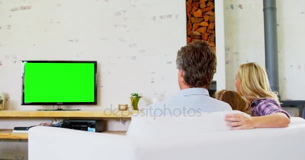 Familjen tittar på TV i vardagsrummet — Stockvideo