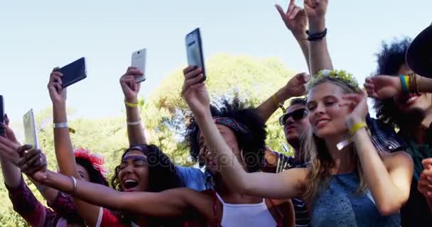 Amigos do sexo feminino se divertindo no festival de música — Vídeo de Stock