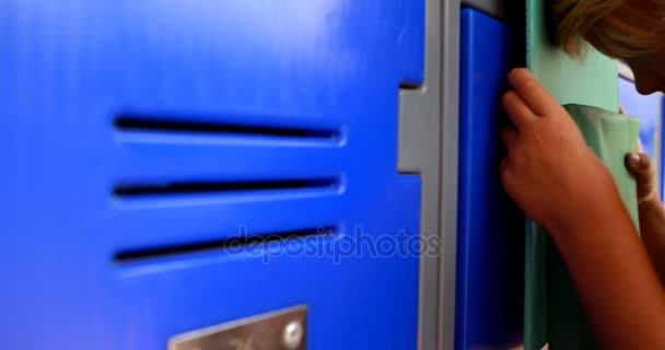Грустная школьница, опирающаяся на шкафчики — стоковое видео