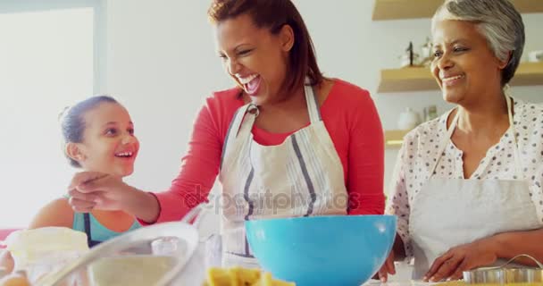Familjen förbereder cookies i kök — Stockvideo