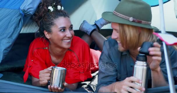 Пара делится кофе в палатке 4k — стоковое видео