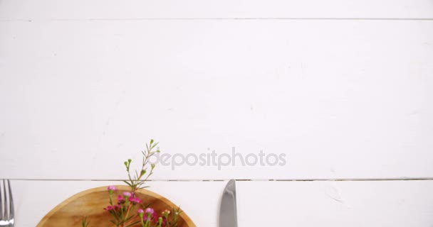Różnych sztućce na drewnianym stole — Wideo stockowe