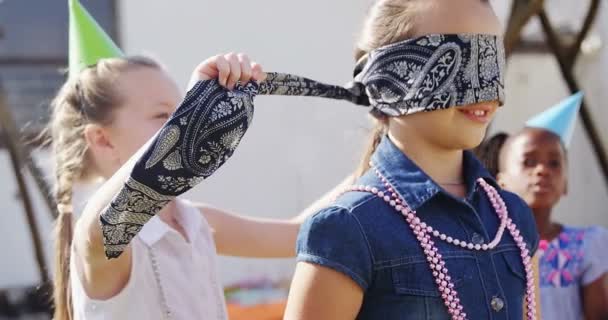 De gelijkmakende blinddoek meisje op vriend — Stockvideo