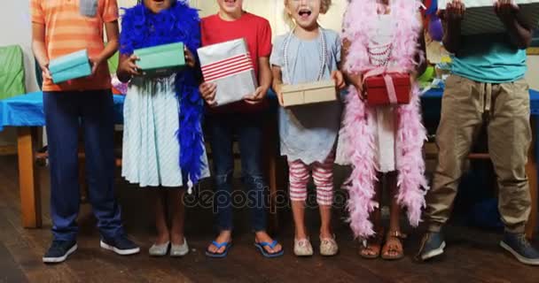 Діти тримають подарункові коробки під час святкування дня народження — стокове відео