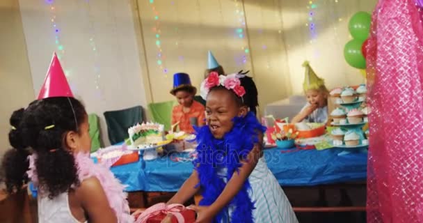 Meninas lutando por caixas de presente durante a festa de aniversário — Vídeo de Stock