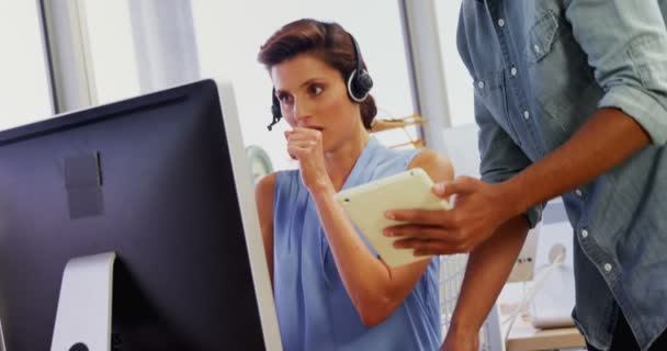 Leidinggevenden interactie tijdens het werken op de computer en de digitale tablet 4k — Stockvideo