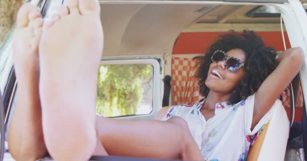 Счастливая женщина отдыхает в фургоне — стоковое видео