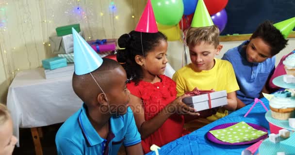 Amigos dando caixa de presente para a menina durante a festa de aniversário — Vídeo de Stock