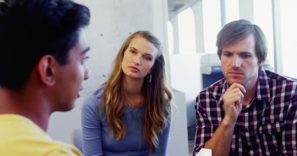 Ejecutivo discutiendo durante la reunión 4k — Vídeos de Stock