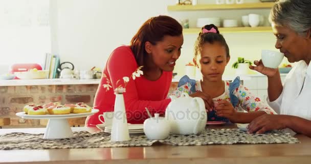 Famille prenant le thé dans la table à manger — Video