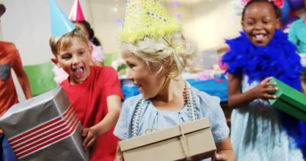 Κορίτσι γενεθλίων δέχεται κουτιά δώρων από τους φίλους — Αρχείο Βίντεο