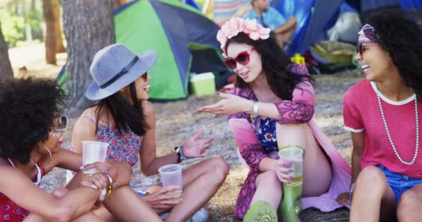 Freundinnen beim Musikfestival — Stockvideo