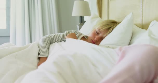 Bambini che dormono sul letto — Video Stock