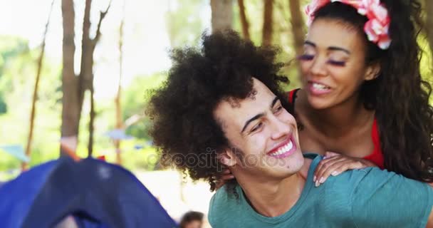 Пара в попкорн їздити розважається на музичному фестивалі — стокове відео