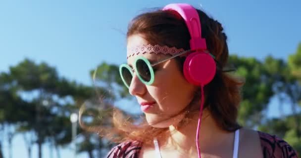 Mujer escuchando auriculares 4k — Vídeo de stock