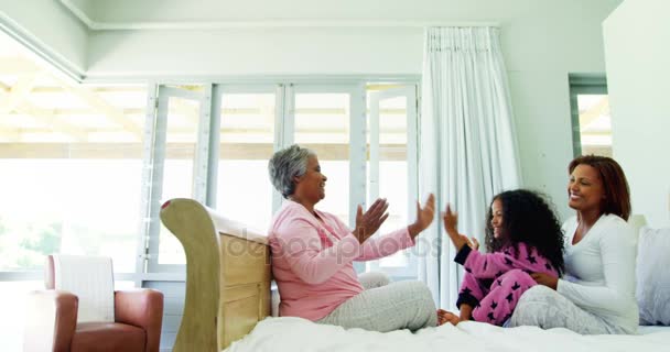 Família jogando jogos de palmas na cama no quarto — Vídeo de Stock