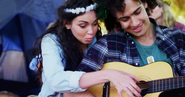 Casal tocando guitarra no festival de música — Vídeo de Stock