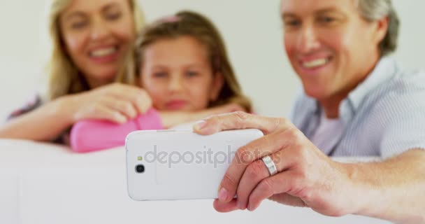 Famiglia prendere selfie sul telefono cellulare — Video Stock