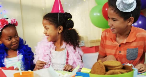 Діти їдять торт під час вечірки на день народження — стокове відео
