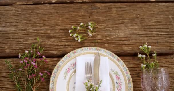 Varios cubiertos en mesa de madera — Vídeos de Stock