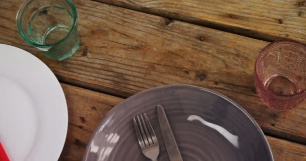 Varios cubiertos en mesa de madera — Vídeo de stock