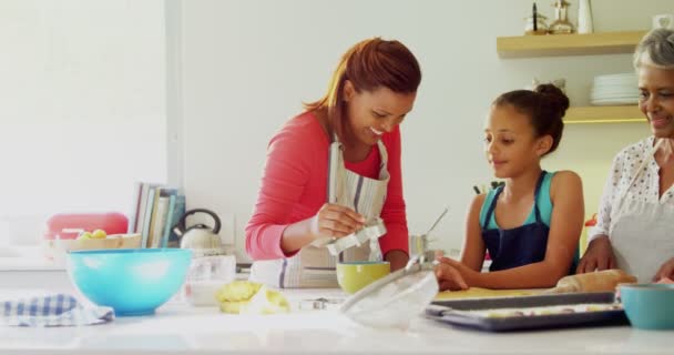 Familie bereitet Lebkuchen in Küche zu — Stockvideo