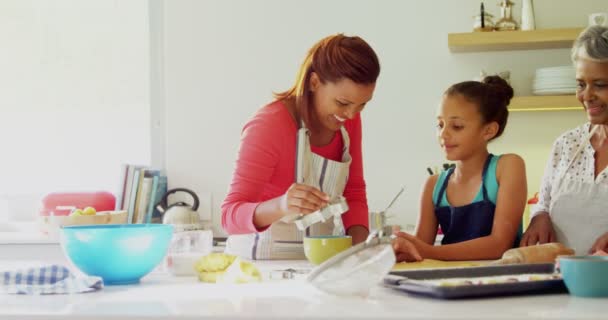 Familia preparando pan de jengibre en la cocina — Vídeo de stock