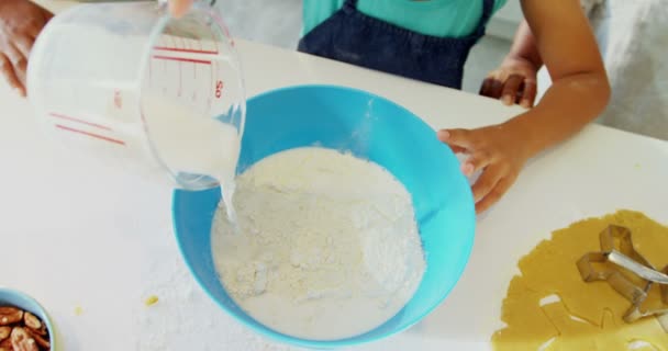 Семья готовит печенье на кухне — стоковое видео