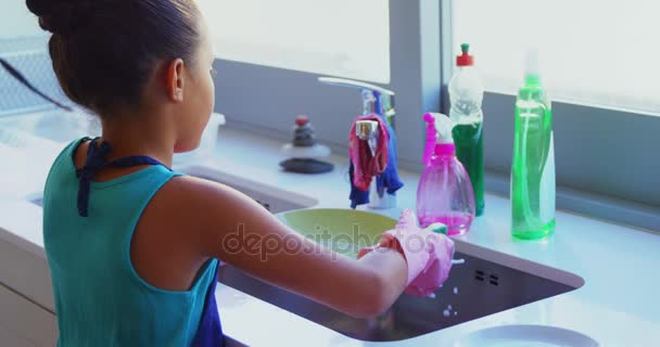 Placa de lavagem menina na pia da cozinha — Vídeo de Stock