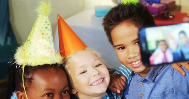 Niños hablando selfie durante fiesta de cumpleaños — Vídeos de Stock