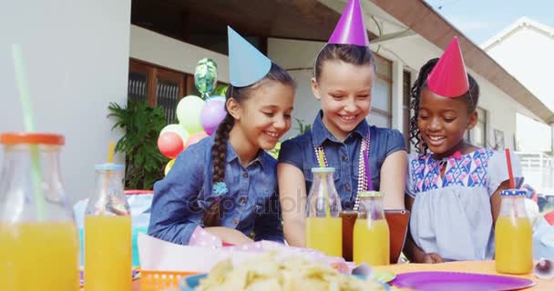 Groep gelukkige vrienden met behulp van digitale tablet — Stockvideo