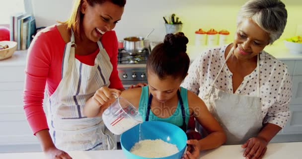 Familia preparando galletas en la cocina — Vídeos de Stock