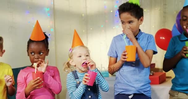 Kinderen met drankje tijdens verjaardagsfeestje — Stockvideo