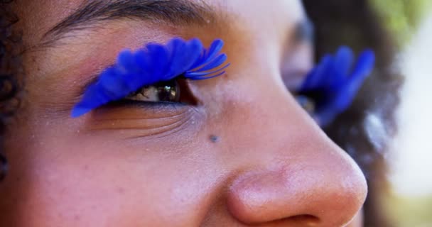 Woman in blue eye lashes at music festival — Stock Video