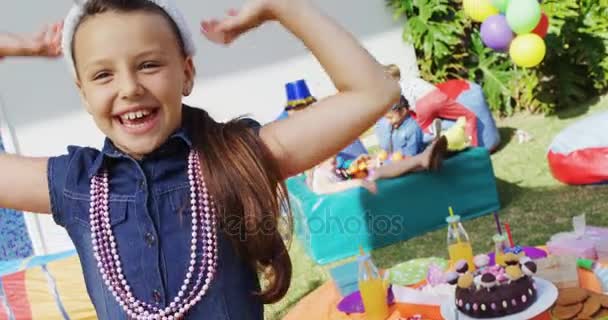 Chica con los brazos levantados durante la fiesta de cumpleaños — Vídeos de Stock